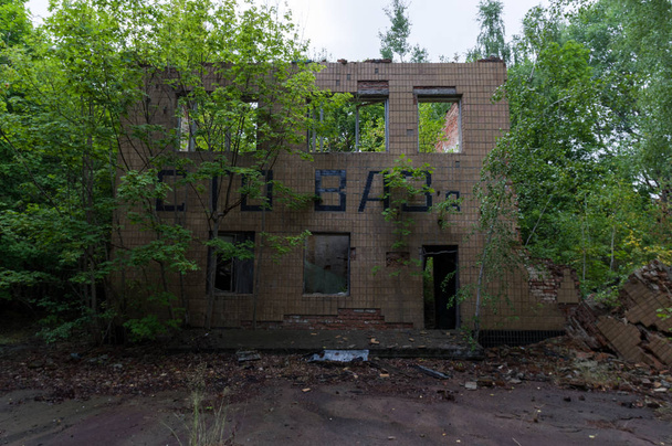 Atelier de réparation automobile dans la région de Tchernobyl. Atelier de réparation automobile de l'époque soviétique
. - Photo, image