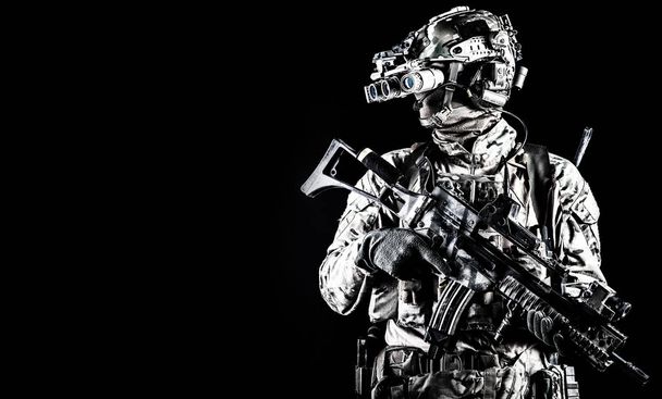 Στρατιώτης σε συσκευή νυχτερινής όρασης σε μαύρο φόντο - Φωτογραφία, εικόνα