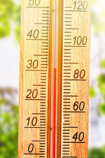 Termómetro que muestra altas temperaturas calientes de 30 grados en el sol el día de verano
. - Foto, imagen