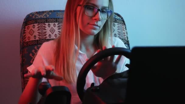 Simulación por ordenador. El joven jugador educado está expresando emoción mientras disfruta de un videojuego de carreras de coches con volante
 - Metraje, vídeo