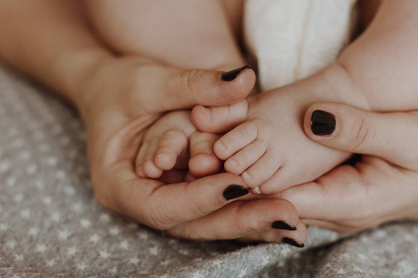 Mother holding baby feet - Фото, зображення