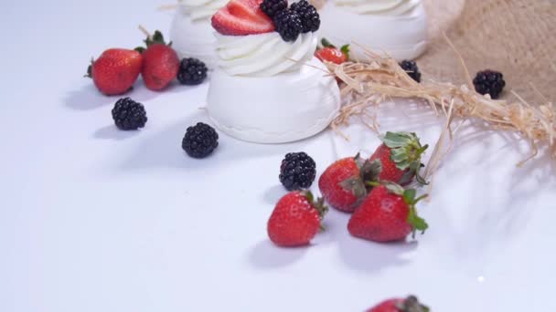 Wit dessert met verse bessen op tafel - Video