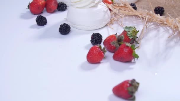 Белый десерт с ягодами на столе
 - Кадры, видео