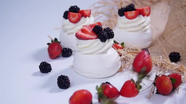 Wit dessert met verse bessen op tafel - Video