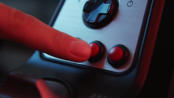 Κοντινό στα χέρια ενός νεαρού παίκτη πίσω από το τιμόνι ενός προσομοιωτή αγώνων και κουμπιά push. Νέος παίκτης που απολαμβάνει αγωνιστικά αυτοκίνητο παιχνίδι βίντεο με ένα τροχό. Προσομοίωση υπολογιστή. - Πλάνα, βίντεο