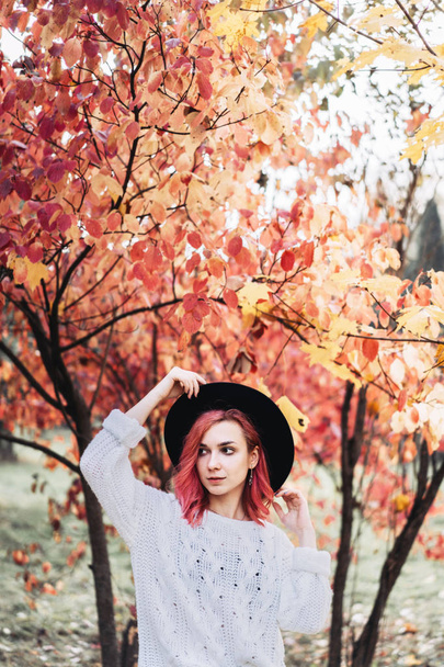 Pretty girl with red hair and hat walking in the park, autumn ti - Foto, Bild