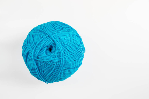 a ball of blue yarn on white background - Foto, afbeelding