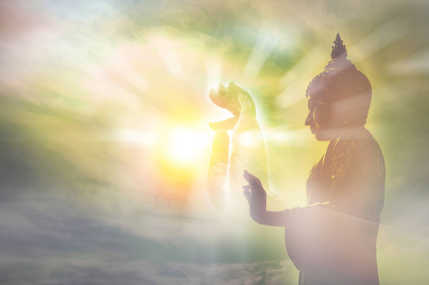 рука статуи Будды, свет мудрости и концентрации концепции
 - Фото, изображение