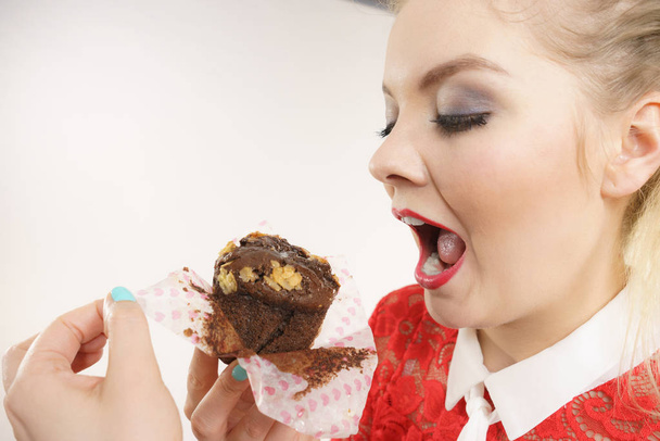 Attractive woman holds cake in hand - Zdjęcie, obraz