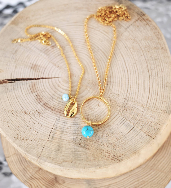 золотые ожерелья с бирюзовым камнем и раковиной - Греческие украшения - летняя мода
 - Фото, изображение