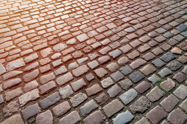 Régi útburkoló kövek mintája. Textúra az ősi német macskaköves a belvárosban. Kis gránit csempék. Antik szürke járdák. - Fotó, kép