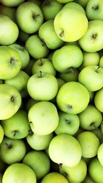 Deliciosas maçãs verdes em uma caixa no mercado
 - Foto, Imagem