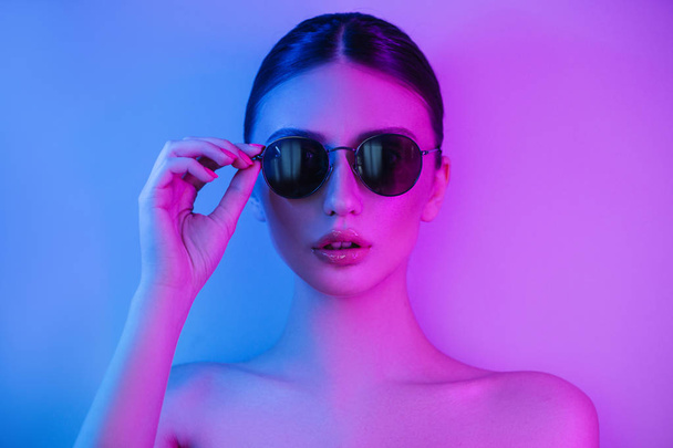 Fashion portrait of young elegant woman in sunglasses. - 写真・画像