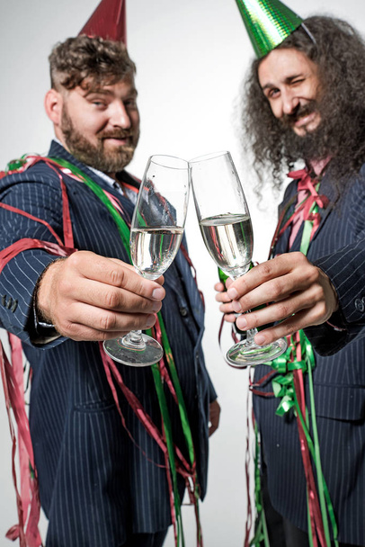 Party fiúk kezében pohár pezsgőt - Fotó, kép