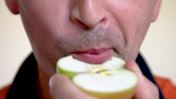 Vista recortada del hombre comiendo mitad manzana
 - Metraje, vídeo