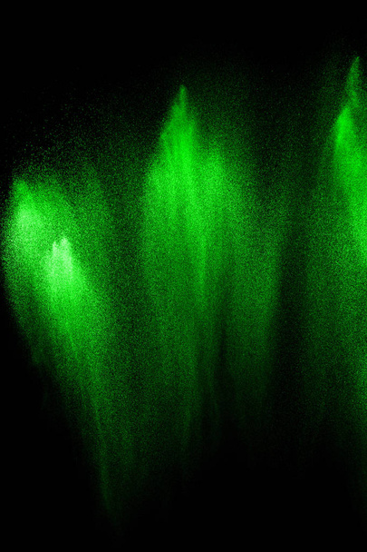 Explosão de partículas verdes no fundo preto. Cor respingo de poeira
 - Foto, Imagem