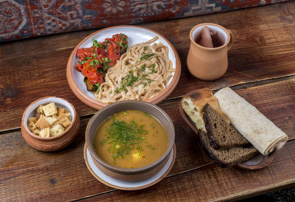 Plats de cuisine du Moyen-Orient dans des assiettes en céramique sur une table en bois
 - Photo, image