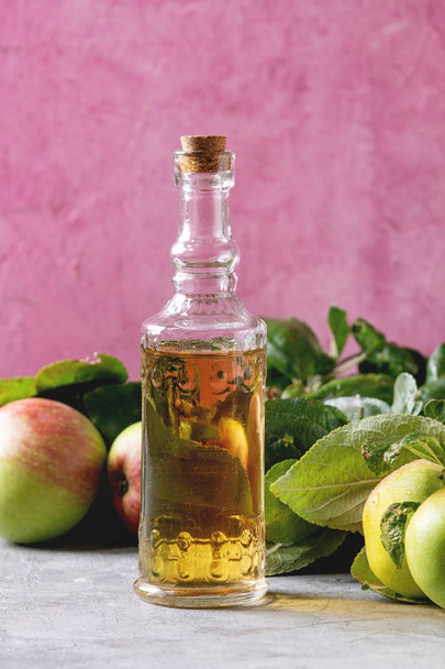 Organic apple vinegar - Foto, afbeelding