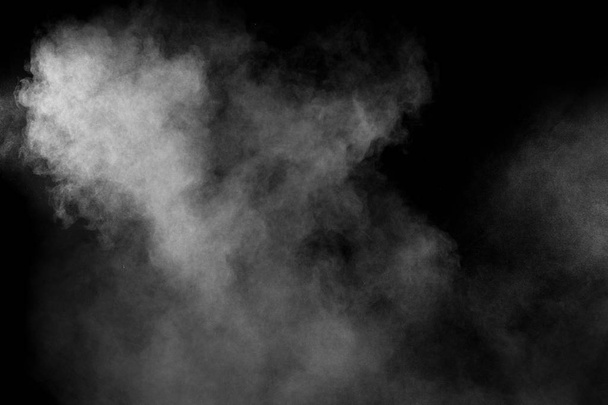 Explosão de pó branco abstrato em um fundo preto.Congelar movimento de respingo de pó branco
. - Foto, Imagem