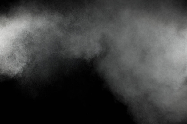 Explosión abstracta de polvo blanco sobre fondo negro.Congelar el movimiento de salpicadura de polvo blanco
. - Foto, imagen