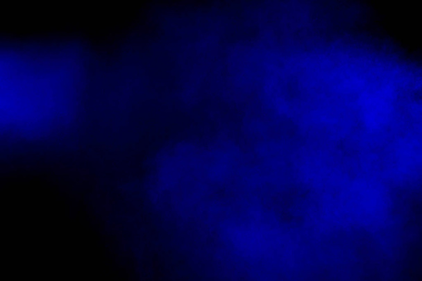 Astratto rosso blu esplosione di polvere su sfondo nero.Freeze movimento di rosso blu spruzzi di polvere.
 - Foto, immagini