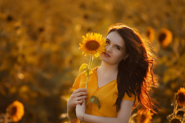 κορίτσι σε ένα χωράφι με ηλιοτρόπια - Φωτογραφία, εικόνα