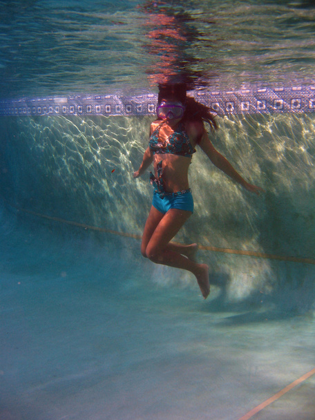 zwemmen meisje - Foto, afbeelding