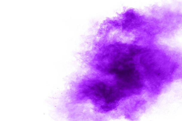Абстрактный взрыв фиолетового порошка на белом фоне, застывшее движение пурпурной пыли. - Фото, изображение