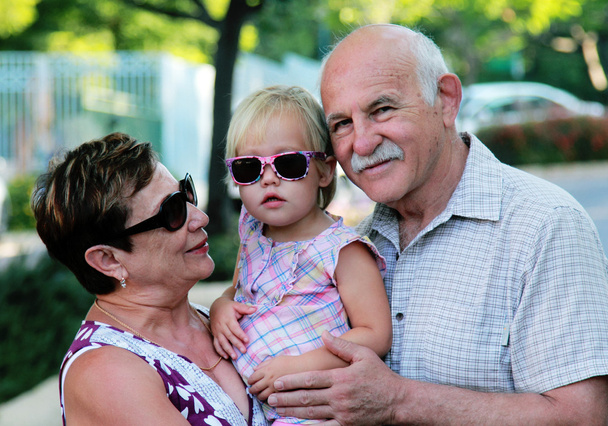 Onnelliset isovanhemmat lapsenlapsen kanssa
 - Valokuva, kuva