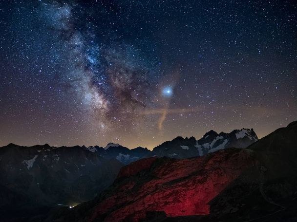 Vía Láctea y cielo estrellado en los Alpes, Massif des Ecrins, estación de esquí Briancon Serre Chevalier, Francia. Vista panorámica de alta cordillera y glaciares, astrofotografía, observación de estrellas. Planeta Júpiter
 - Foto, imagen