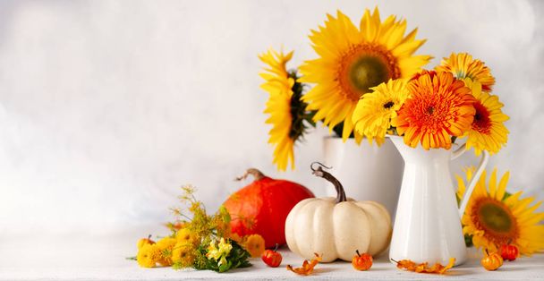 Beautiful autumn still life with bouquet of red and yellow flowe - Foto, imagen