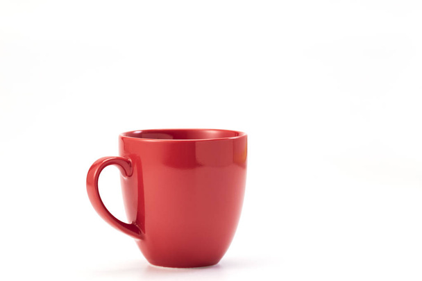 Kubek ceramiczny czerwony na białym tle - Zdjęcie, obraz