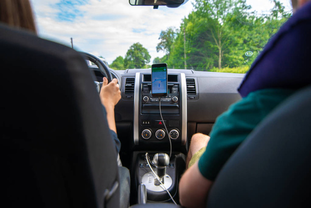 araba yol gezisi kavramı telefon navigasyon - Fotoğraf, Görsel