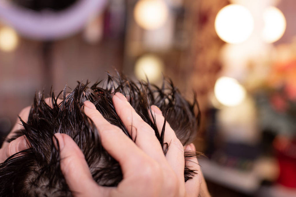 Περικομμένη φωτογραφία πορτρέτο των Man κεφάλι με μαλλιά υγείας και κομψό κούρεμα - Φωτογραφία, εικόνα