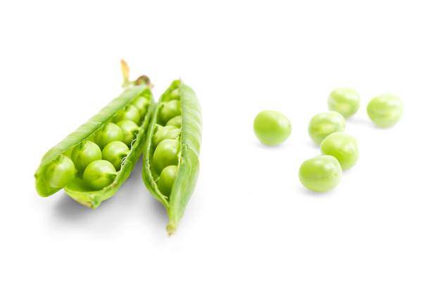 fresh green peas isolated on a white background - Foto, Imagen