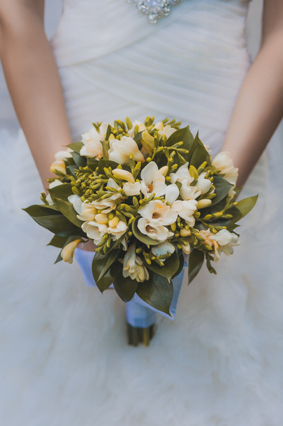 Wedding bouquet in the the bride's hands - Foto, Imagen