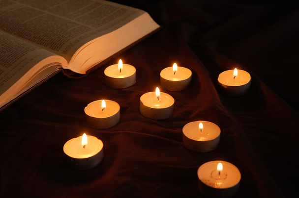 Стрела свечей, указывающая на Библию
 - Фото, изображение