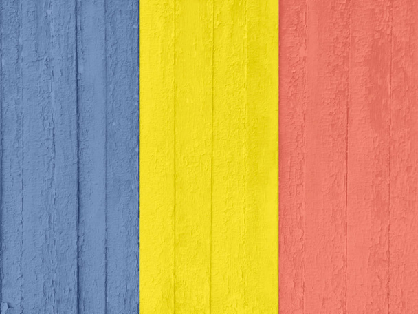 Государственный флаг Румынии, нарисованный на старых царапанных досках. Эффект акварели. Может использоваться в качестве фона
. - Фото, изображение