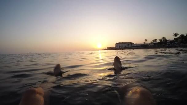 Чоловік плаває в спокійному пляжі на заході сонця влітку - вид з першої особи
 - Кадри, відео