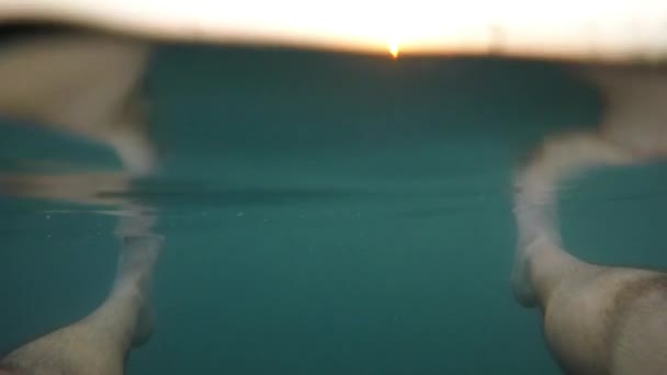 Ніжки чоловіка в спокійному пляжі на заході сонця - Повільний
 - Кадри, відео