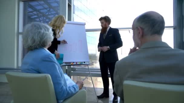 Les gens d'affaires faisant une présentation au couple aîné au centre d'affaires, concept d'investissement
 - Séquence, vidéo