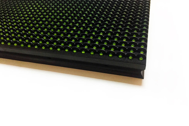 LED-Modul zur Herstellung von LED-Bildschirmen und Anzeigetafeln auf weißem Hintergrund. grüne Pixel auf dem LED-Modul. Komponenten für die Leuchtwerbung. Nahaufnahme. - Foto, Bild