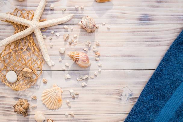 Starfish with sea shells on white wooden background. - Foto, Imagen