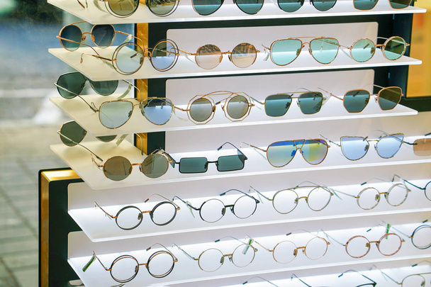 Встань в солнечных очках. Солнечные очки подсветка стоять на неопознанных
 - Фото, изображение