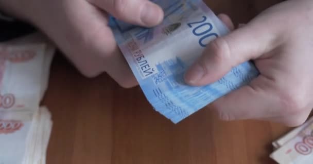 Male hands counting money. Russian money banknotes of 2,000 rubles - Materiał filmowy, wideo