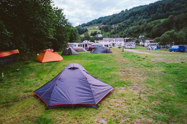 Paysage du fjord norvégien avec tente de camping. Norvège aventure. Tente de camping au fjord sauvage pittoresque, une rive de lac avec une chaîne de montagnes en arrière-plan - Norvège
. - Photo, image