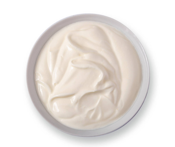 weißer Joghurt in Keramikschale auf isoliertem Hintergrund. - Foto, Bild