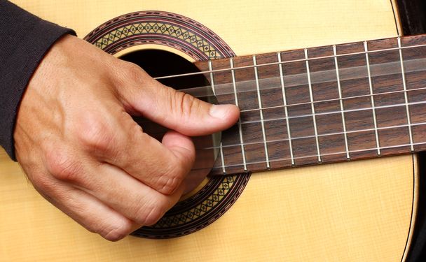 mano humana tocando guitarra
 - Foto, imagen