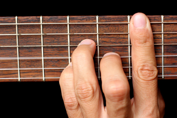 рука держит аккорд и вибрирующие струны
 - Фото, изображение