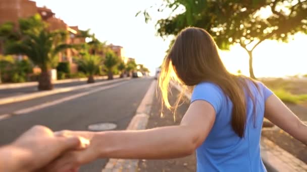Следуйте за мной - счастливая молодая женщина тянет парней за руку - рука об руку работает в яркий солнечный день. Съемка на разных скоростях: нормальная и медленная
 - Кадры, видео
